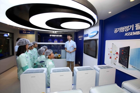 키자니아를 방문한 어린이들이 ‘삼성 공기청정기 연구센터’에서 체험활동을 하고 있다.