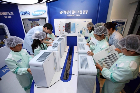 키자니아를 방문한 어린이들이 ‘삼성 공기청정기 연구센터’에서 체험활동을 하고 있다.