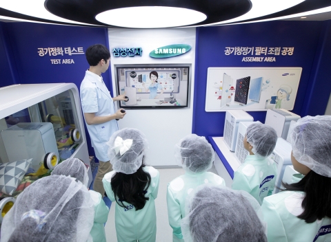 키자니아를 방문한 어린이들이 ‘삼성 공기청정기 연구센터’에서 체험활동을 하고 있다.
