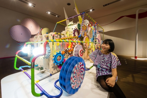 기아 서프라이즈 위크엔드 참가자들이 ‘마이클 라우’의 작품을 감상하고 있다.