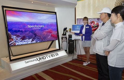 UHD TV 체험 부스를 찾은 관람객들이 삼성전자의 세계 최대 85형 UHD TV를 살펴보고 있다.