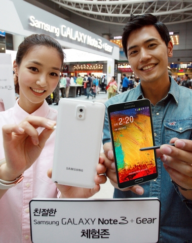 KTX 용산역에 마련된 ‘갤럭시 노트 3 + 기어’ 체험존에서 삼성전자 모델이 체험 행사를 소개하는 모습.