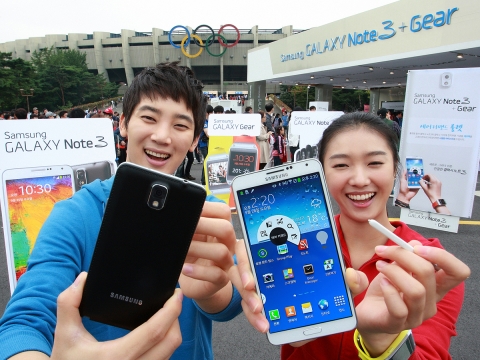 지난 28일 2013 정기 연고전이 열린 잠실 종합운동장 주경기장의 남직문 앞에 마련된 갤럭시 체험 마케팅 현장에서 삼성전자 모델이 ‘갤럭시 노트 3’와 ‘갤럭시 기어’ 체험 행사를 소개하는 모습.
