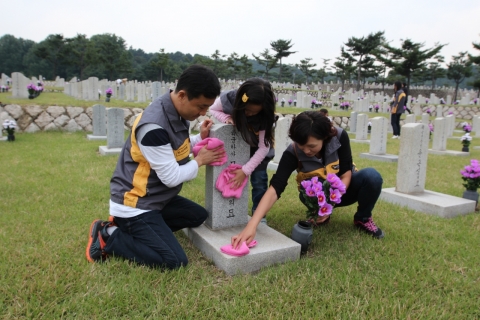 KB국민은행(은행장 이건호/www.kbstar.com)은 65주년 국군의 날을 맞이하여 28일 국립서울 현충원을 방문하여 애국선열과 호국영령들의 정신을 기리고 묘역을 단장하는 봉사활동을 실시했다.