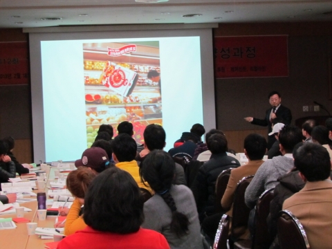 박영만 마케팅홍보연구소장이 소상공인 홍보마케팅 교육을 하고 있다.