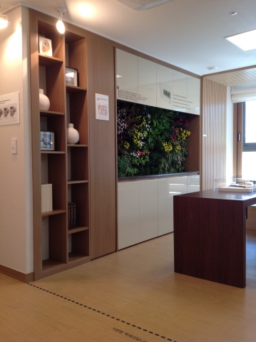 롯데건설은 가정에서 채소 재배가 가능한 웰빙 특화가구 빌트인 팜 퍼니쳐를 개발해 특허를 출원했다