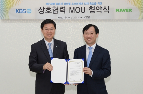 네이버 김상헌 대표(우), KBS 길환영 사장(좌)이 업무협약을 체결하고 기념사진을 촬영하고 있다.