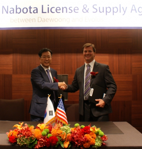 30일 서울 신라호텔에서 열린 대웅제약의 보툴리눔 톡신 제제 나보타(가칭)에 대한 수출 계약에 대한 서명을 완료한 후 (주)대웅제약 대표이사 이종욱 사장(좌)과 미국 에볼루스(Evolus)사의 크리스토퍼 마모 사장이 환하게 웃으며 악수하는 모습.