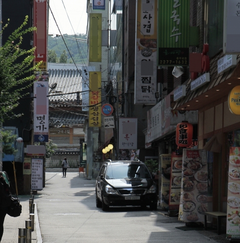 골목상권에도 프랜차이즈 점포들이 성황이다.