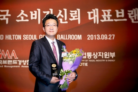 벼룩시장구인구직 이동주 본부장이 지난 27일 그랜드힐튼에서 열린 2013 대한민국 소비자신뢰 대표브랜드 시상식에서 구인구직서비스 부문 대상을 수상하고 기념촬영을 하고 있다.