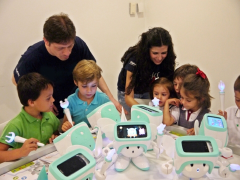 스페인 최대 통신기업 텔레포니카社가 운영하는 유소년 IT교육 프로그램 탈렌툼스쿨에 참여한 어린이들이 SK텔레콤의 스마트로봇 아띠를 활용해 교육을 받고 있다.