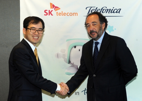 SK텔레콤 박철순 컨버전스 사업 본부장(사진 왼쪽)과 스페인 텔레포니카까를로스 로페즈 블랑코 부사장(Mr. Carlos Lopez Blanco, 사진 오른쪽)이 스마트로봇 아띠의 