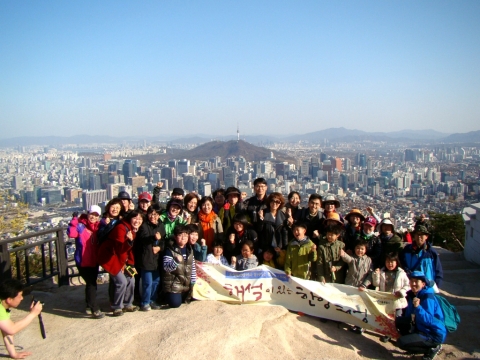 도성길라잡이 활동 중 인왕산 정상에서 참여시민들과 함께 한 기념사진