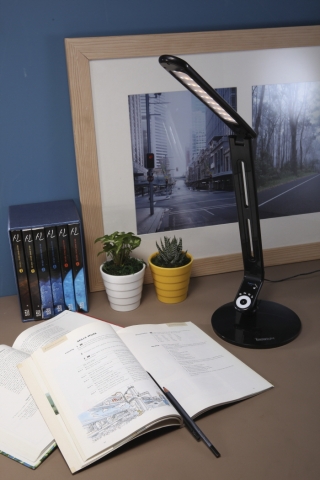 LED 스탠드 이노라이트가 제품 출시 1주년 기념 할인 이벤트를 진행한다.