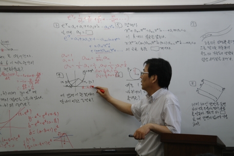 대치동 신우성논술학원에서는 10월 3일과 4일 2014학년도 연세대 수시1차 논술시험에 대비한 8시간 연속 집중 논술반을 개설한다. 사진은 신우성학원 자연계 논술 수업 장면.