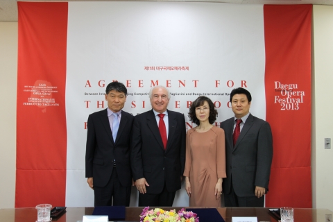 좌측부터 대구오페라하우스 공연기획과 정동현 과장, 테너 비토리오 테라노바, 대구오페라하우스 김순희 관장, 김성빈 대구국제오페라축제 집행위원장