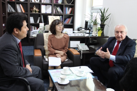 협약식에 참석한 내외빈이 환담을 나누는 모습