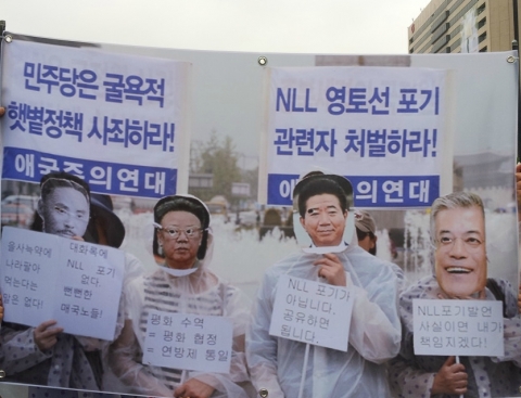 애국주의연대가 지난 7월 11일 광화문광장 이순신장군 동상앞에서 NLL 영토선 포기 국정조사 촉구 기자회견을 개최하고 있다.