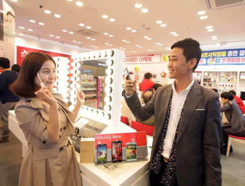 SK텔레콤이 국내 최초로 이동통신 대리점과 헬스&뷰티 스토어가 한 공간에 결합된 신개념 유통 매장 T월드+올리브영을 서울 강남구 압구정역 인근에 7일 개장한다.