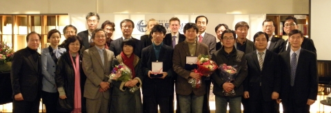 2012년 투명사회상 수상자가 기념촬영을 하고 있다.