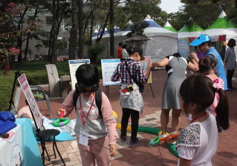 한국보건복지인력개발원 대구사회복무교육센터 직원들이 토요일 오후 국채보상기념공원에서 홍보부스를 설치했다.
