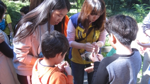아동들이 다양한 식물을 관찰하고 있다.