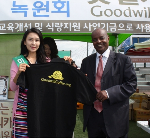 권정주 회장이 로고 티셔츠를 디바바 대사에게 전달하고 있다.