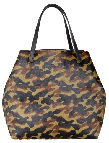 CH 캐롤리나 헤레라 마트로요시카 백이 출시됐다.