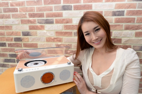 LG전자 모델이 아날로그 감성 디자인과 스마트 오디오 기능을 갖춘 클래식 오디오를 소개하고 있다.