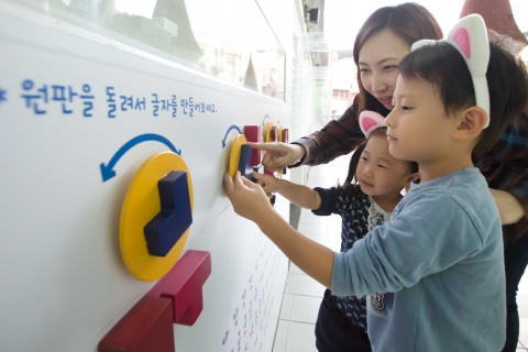 어드벤처 3층에서 전시되는 한글이 좋아요는 롯데월드 입장객이라면 누구나 무료로 관람이 가능하다.