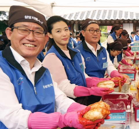 삼성 지펠아삭 모델 전지현이 삼성전자 임직원들과 어려운 이웃에게 전달할 김장 김치를 담그고 있다.(좌측부터 유기홍 국회의원, 삼성 모델 전지현, 유종필 관악구청장)