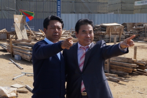 왼쪽부터 이찬석 위원장, 오치복 회장