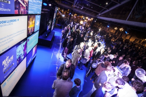 지난 5~6일(현지시간), 프랑스 뉘 블랑슈(백야)축제를 기념해 파리 시청앞 광장에 마련된 삼성전자 스마트 체험존에서 관람객들이 다양한 스마트기기를 체험해 보고 있다.