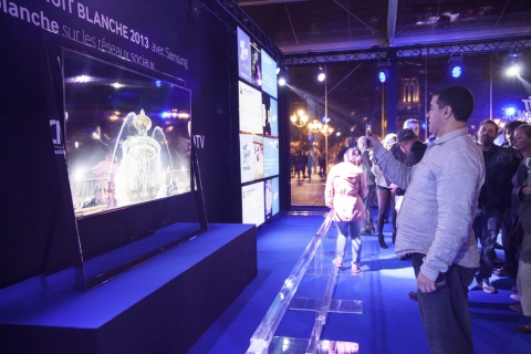 지난 5~6일(현지시간), 프랑스 뉘 블랑슈(백야)축제를 기념해 파리 시청앞 광장에 마련된 삼성전자 스마트 체험존에서 관람객들이 85형 UHD TV를 살펴보고 있다.