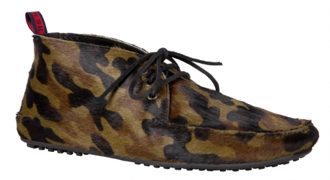 CH 캐롤리나 헤레라가 카모플라주 데저트 부츠를 선보인다.