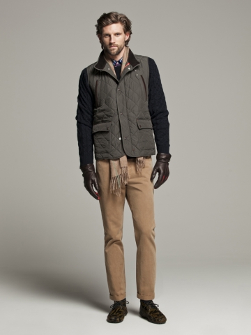 CH 캐롤리나 헤레라가 카모플라주 데저트 부츠를 선보인다.