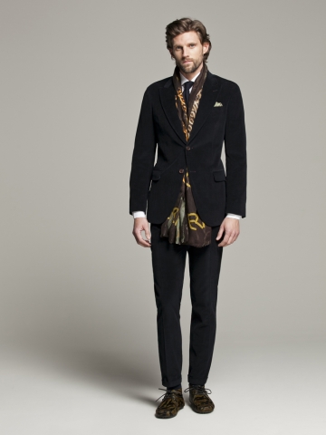 CH 캐롤리나 헤레라가 카모플라주 데저트 부츠를 선보인다.