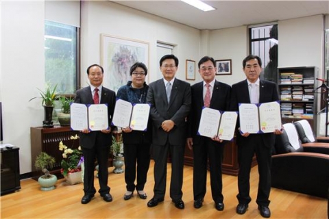 호원대학교는 8일 총장실에서 모교출신 시도의원인 김용화(전북도의회), 김경구(군산시의회), 김종식(군산시의회), 박정희(군산시의회)의원 등을 교수로 임용하였다.