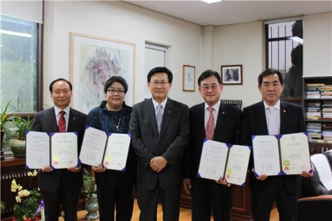 호원대학교는 8일 총장실에서 모교출신 시도의원인 김용화(전북도의회), 김경구(군산시의회), 김종식(군산시의회), 박정희(군산시의회)의원 등을 교수로 임용하였다.