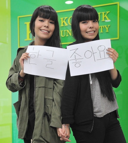 건국대에 유학 온 미국인 쌍둥이 자매의 한국문화와 한글 사랑이 화제다.