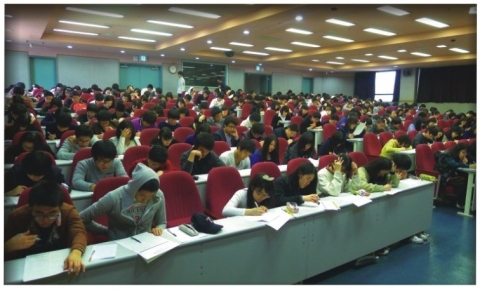 신우성논술학원에서는 수능 다음날인 11월 8일(금)부터 고려대 성균관대 서강대 한양대 경희대 숙명여대 이화여대 숭실대 인하대 등의 논술 파이널 특강을 개설한다. 수능 전에는 주말 논술 정규반에서 수시2차 논술을 지도한다.