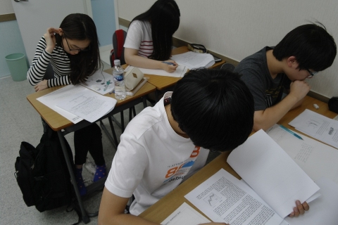 신우성학원은 수능 다음날부터 고려대, 성균관대, 한양대, 이화여대, 중앙대, 인하대 등 수시2차 대비 논술반을 개설하여 수업을 진행한다.