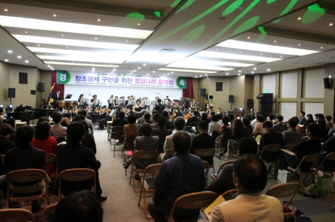 동명대의 10월 8일 기업징검다리음악회 장면2