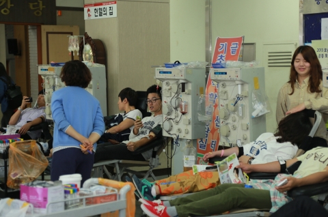 군산대가 생명나눔 헌혈행사를 개최했다.
