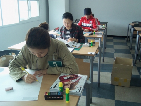 응시생들이 패션머천다이징산업기사 실기시험을 치르고 있다.