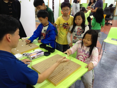 재개관 기념으로 청소년들이 문화의집올림픽에 참여하고 있다.