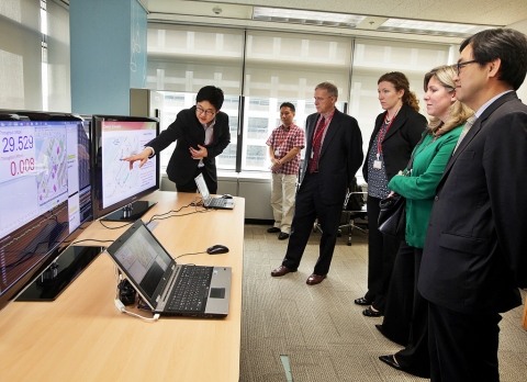 SK텔레콤이 세계 최초로 개발에 성공한 無핸드오버 셀에 대해 SK텔레콤 최진성 ICT 기술원장(사진 오른쪽 1번째)과 버라이즌 Chief Network Officer(CNO) 니콜