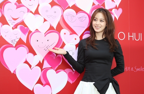 LG생활건강은 선천성 안면 기형 어린이 성형을 후원하기 위해 오휘 아름다운 얼굴 캠페인 바자회를 개최한다.