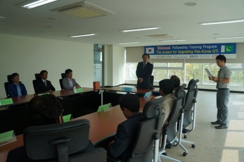 수료식에서 박만균 학장이 축사를 하고 있다.
