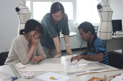 파키스탄 의류생산기술원 교사가 교육을 받고 있다.